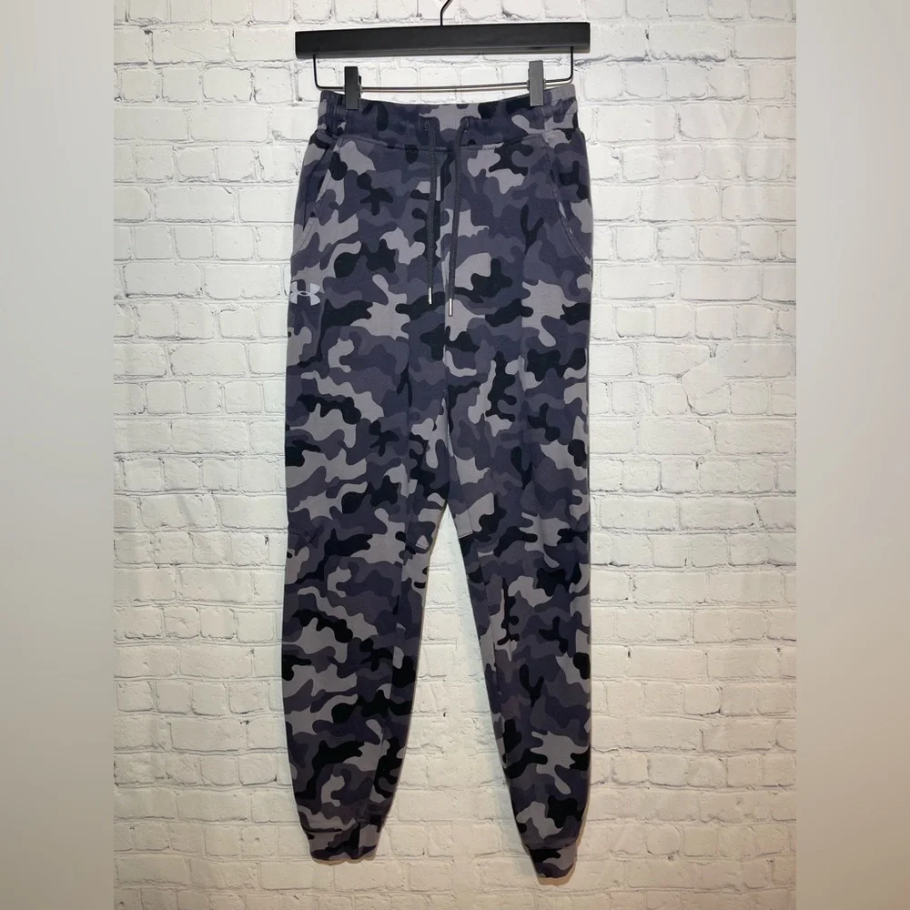 Under Armour size medium black & gray camo